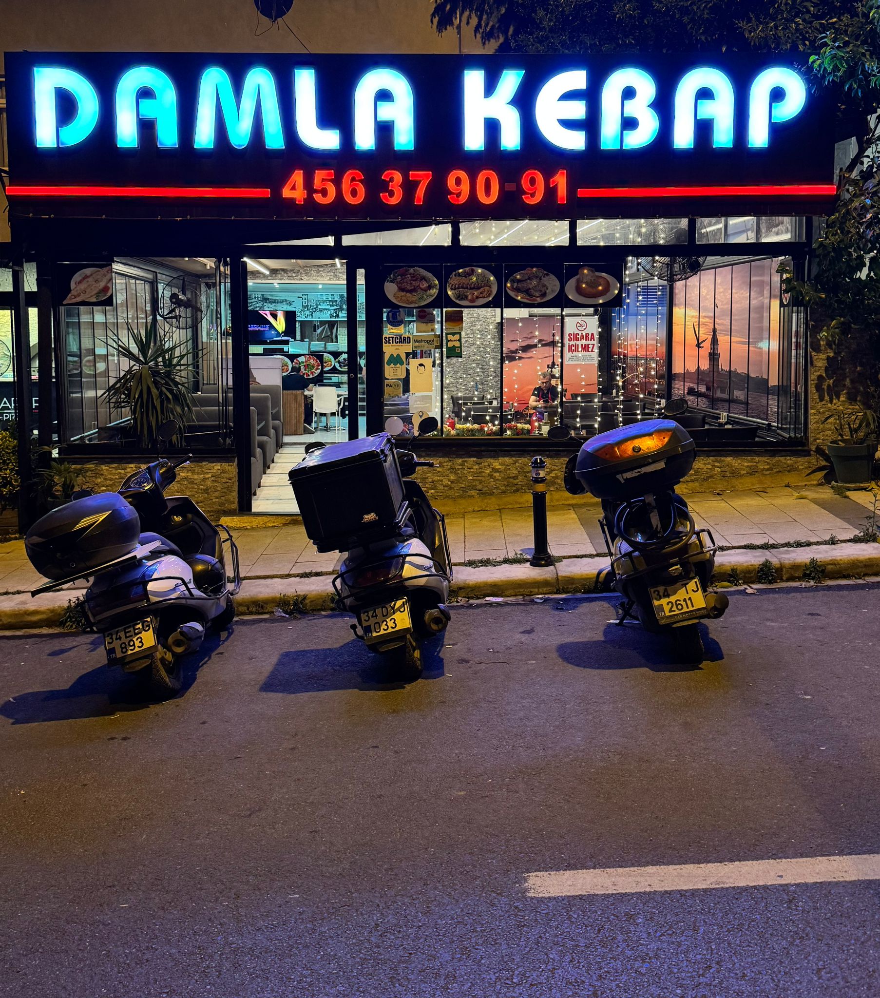 Damla Kebap'ın gece görünümü ve dış cephesi